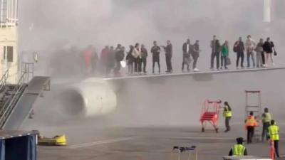 نيران داخل طائرة والركاب يفرون عبر جناحها (فيديو)