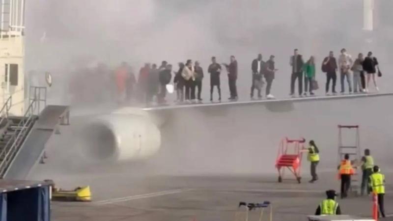 نيران داخل طائرة والركاب يفرون عبر جناحها (فيديو)