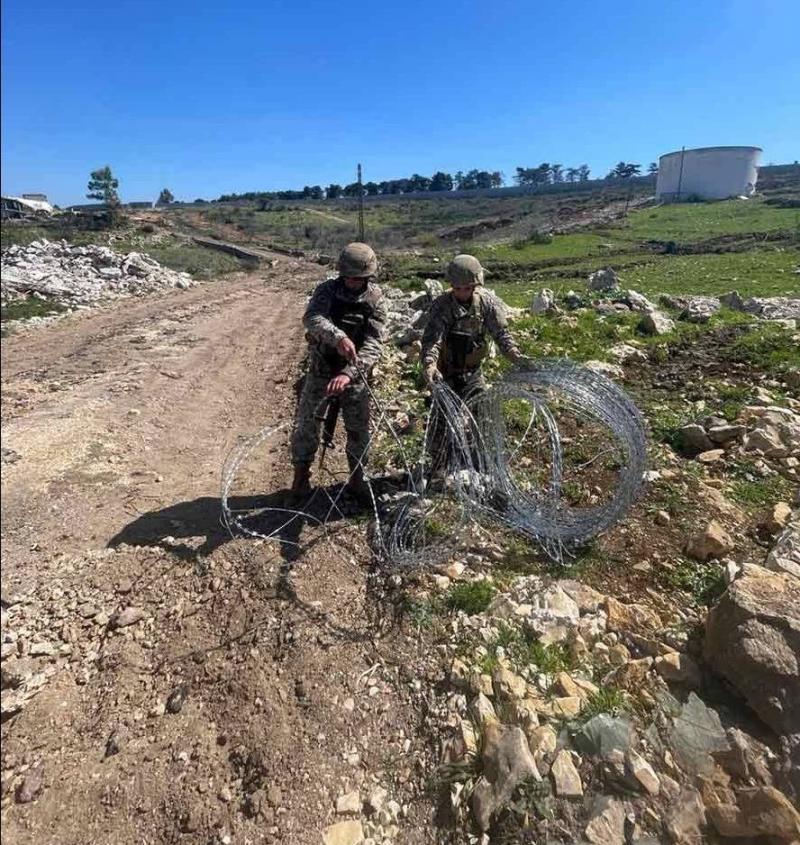 الجيش يزيل شريطًا شائكًا للجيش الإسرائيلي في الجنوب