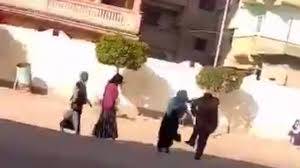 مدير مدرسة يركل طالبتين يثير غضباً واسعاً.. فيديو يكشف