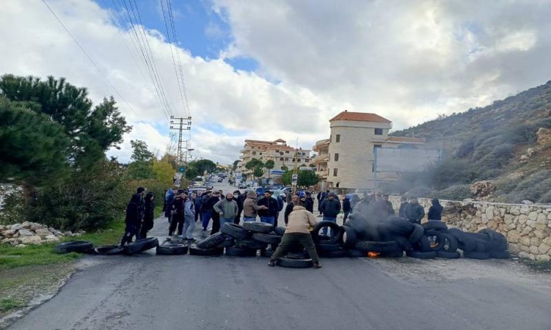 بالصورة- قطع طريق مشغرة