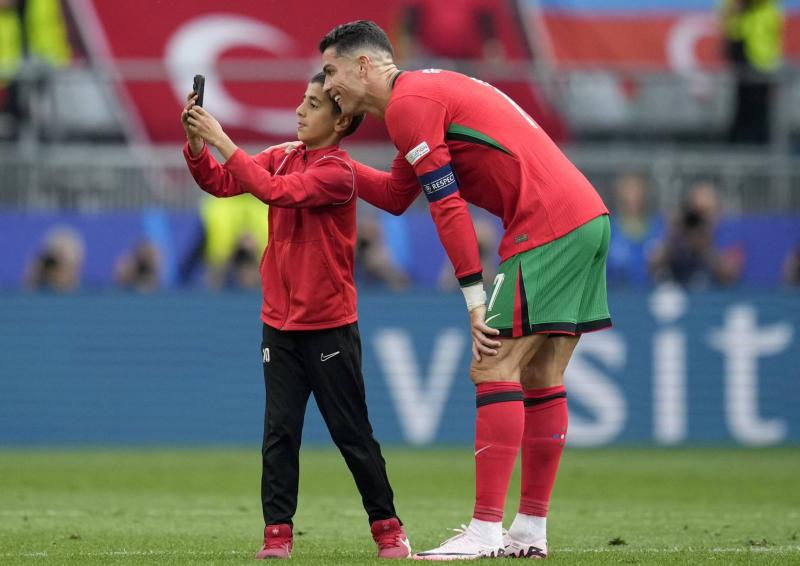 مشهد إنساني رائع... طفل يبكي ورونالدو يلبي النداء (فيديو)