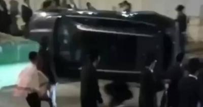 يهود متطرفون يهاجمون مسؤولا إسرائيليا محليا ويقلبون سيارته (فيديو)