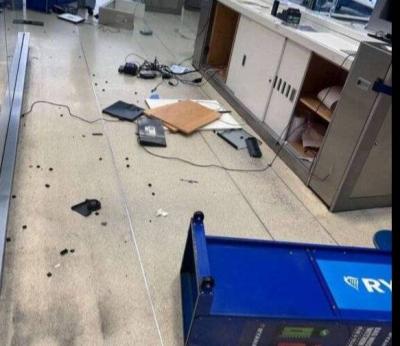 تكسير في حرم المطار بعد تأخر مسافر عن رحلته