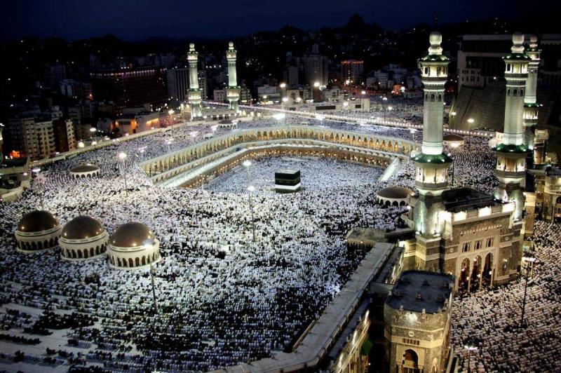 مشهد استثنائي...توقف الطواف حول الكعبة بسبب الازدحام الشديد