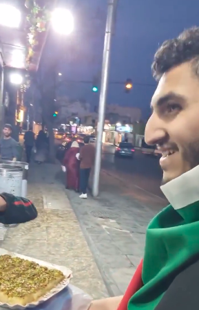 بالفيديو.. حلوى في دمشق احتفالاً بالخرطوم