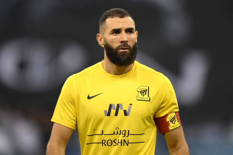 بنزيما يؤدي مناسك العمرة