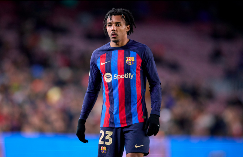 لاعب برشلونة يحتج على 