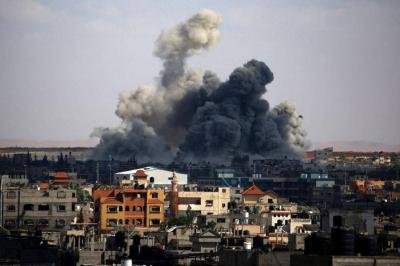 قصف إسرائيلي يقتل 19 فلسطينيا داخل عيادة في غزة (فيديو)