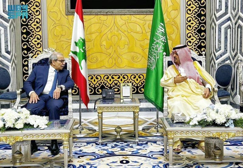 بالصور: سلام يؤدي صلاة الفطر الى جانب بن سلمان في مكة