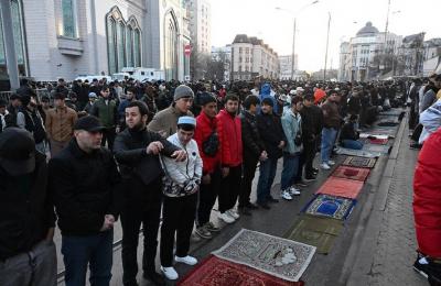 أكثر من 80 ألف مسلم يؤدون صلاة عيد الفطر في مسجد موسكو