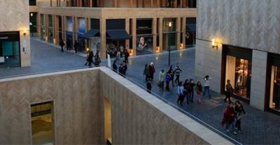 "مولات" وأسواق لبنان تنتعش... والعينُ على كانون