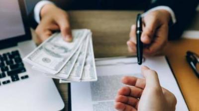 قبل رفع الدولار.. تهافت على تسديد القروض