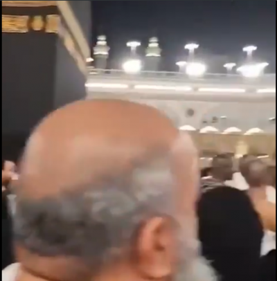 عراقي يناشد من امام الكعبة: يارب اهلك بلدية الدورة (فيديو)