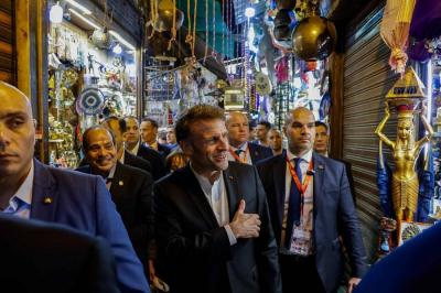 فيديو.. السيسي وماكرون يتجولان في خان الخليلي