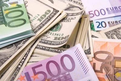 خسائر الدولار تتسارع وتبلغ 2 بالمئة أمام اليورو