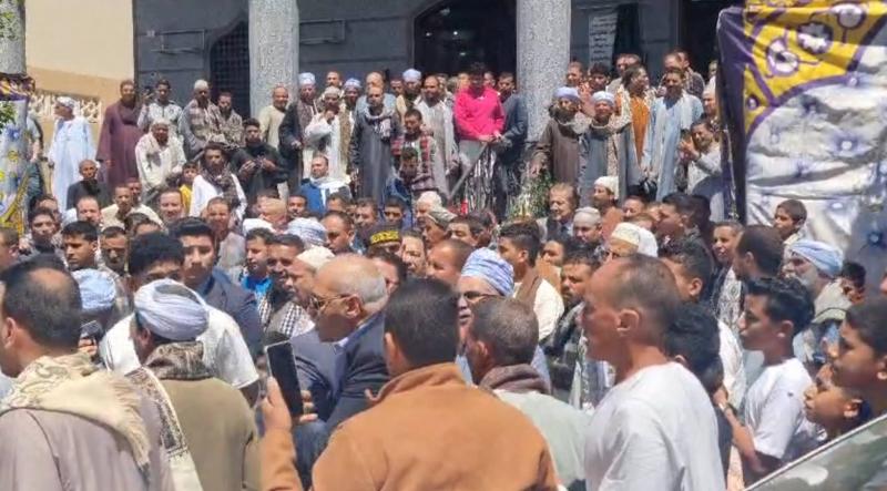 صورة تتسبب بمشادة بين مسؤوليْن مصرييْن خلال افتتاح مسجد