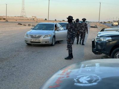 ليبيا.. ضبط 13 شاحنة محملة بالوقود والسلع المهربة إلى تونس (صور)
