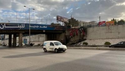 بعد رفعها بيوم واحد.. إحراق لافتات 