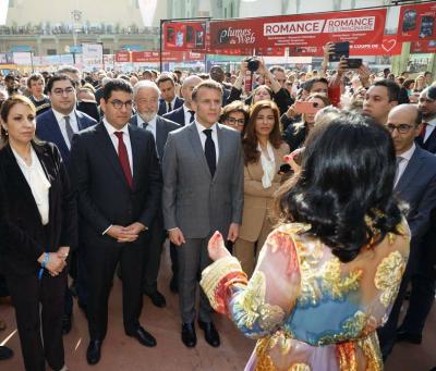 باريس...الرئيس الفرنسي يزور جناح المغرب في معرض الكتاب