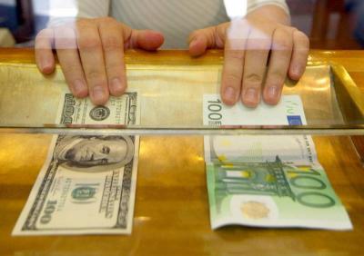 الدولار يبلغ أدنى مستوياته مقابل اليورو منذ أكثر من 3 سنوات