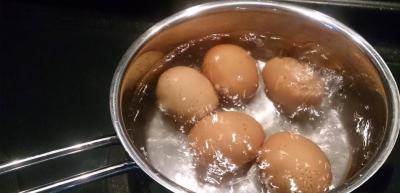 سبب عبقري سيجعلك تعيد استخدام ماء سلق البيض