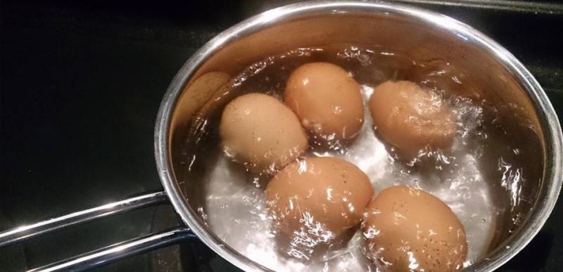 سبب عبقري سيجعلك تعيد استخدام ماء سلق البيض