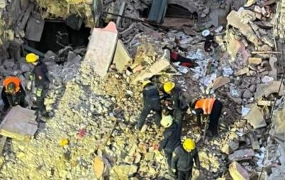 بالفيديو والصور: انهيار عقار مأهول بالإسكندرية.. انتشال 3 بينهم رضيع