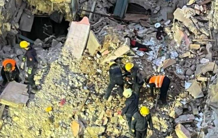 بالفيديو والصور: انهيار عقار مأهول بالإسكندرية.. انتشال 3 بينهم رضيع