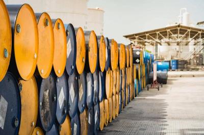 منذ أربع سنوات... النفط إلى أدنى مستوياته