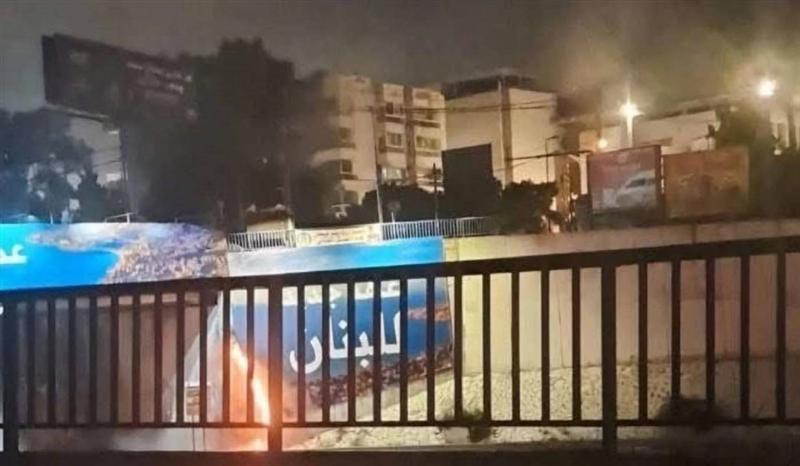 مجدداً... إحراق لافتات 