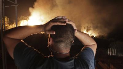 اشتعال النيران في منازل بمدينة الأصابعة الليبية