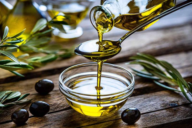 سؤال يتكرر ويقلق الكثيرين... هل زيت الزيتون آمن للطهي؟