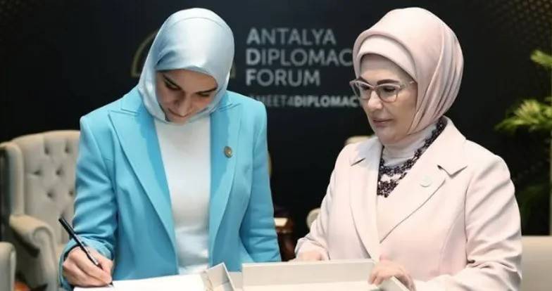 قلم وكتاب أبيض ... على ماذا وقعت زوجة الشرع في تركيا؟