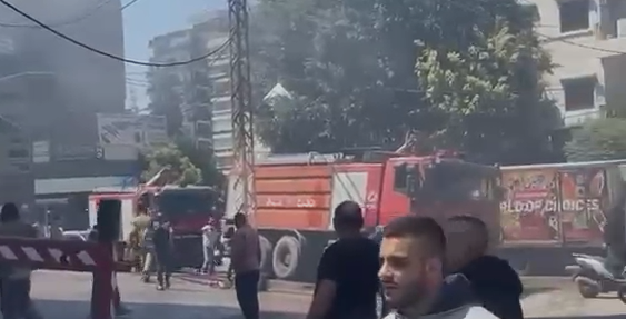 بالفيديو - حريق في مبنى قرب محطة محروقات في السبتية