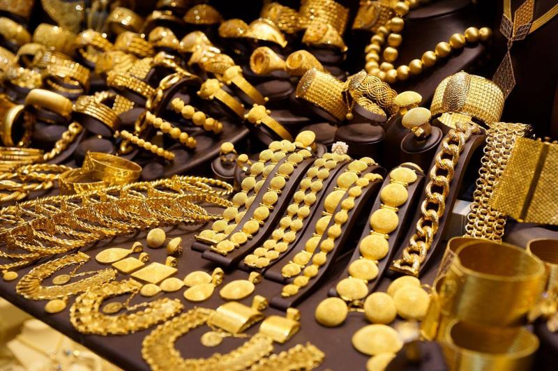 حفروا نفقا عبر جدار وسرقوا مجوهرات بقيمة 10 ملايين دولار