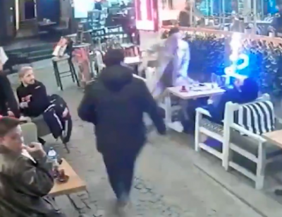 مقنّع يقتحم فطورا صباحيا بين زوجين.. وفيديو يوثق الجريمة!
