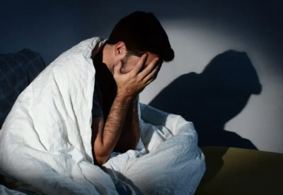 6 علامات مرتبطة بالنوم تُنذر بمشاكل صحية خطيرة.. تعرَّف عليها