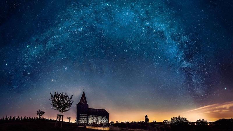 اكتشاف أول ثقب أسود ينجرف وحيدًا عبر الفضاء