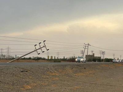 ديالى.. عواصف عاتية تسقط أعمدة كهرباء وتقطع الكهرباء