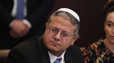 متظاهرون مؤيدون لفلسطين يرشقون بن غفير بعبوات مياه (فيديو)
