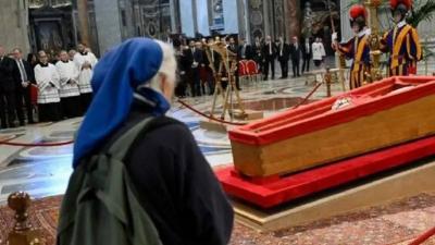من هي الراهبة التي خرقت بروتوكول الفاتيكان في وداع البابا فرنسيس؟