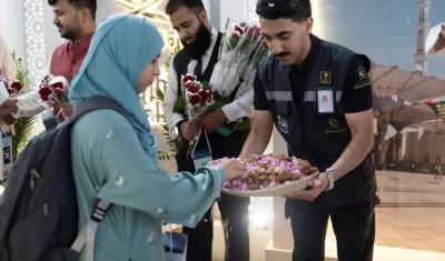 من دول العالم... طلائع الحجاج تبدأ بالتوافد إلى المدينة المنورة
