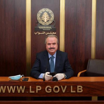 وزير المال يدقق في تحصيل الرسوم
