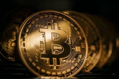 بيتكوين تتجاوز الـ100 ألف دولار