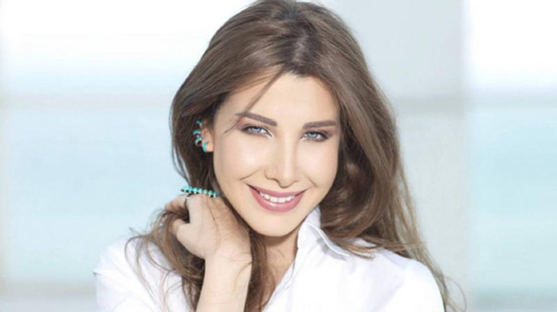 نانسي عجرم تُثير الجدل بتصرف مفاجئ في عزاء زوج كارول سماحة!