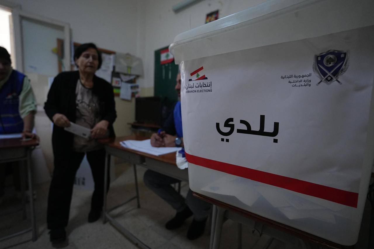 بالصورة.. فوضى وتدافع داخل مركز الاقتراع في الضنية!
