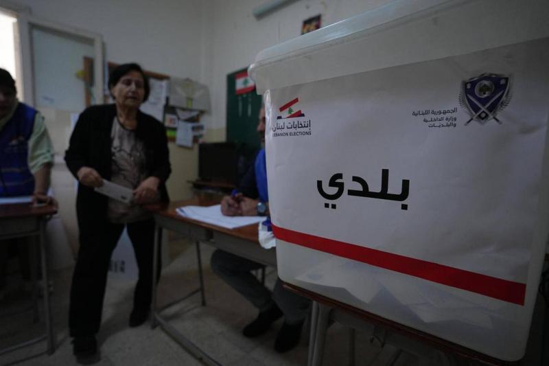 بالصورة.. فوضى وتدافع داخل مركز الاقتراع في الضنية!