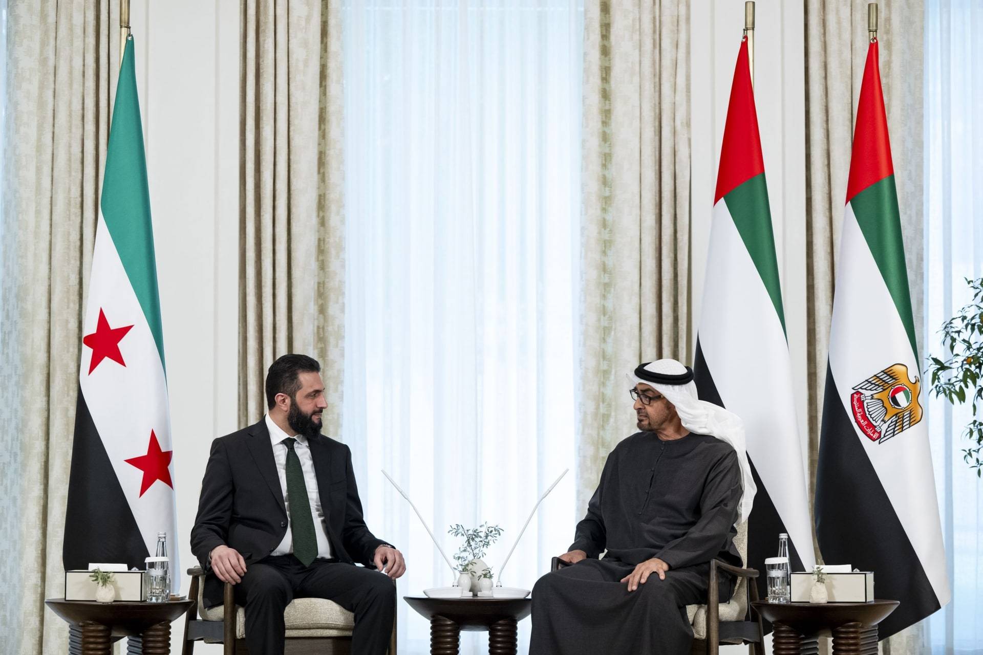 اتصال بين الشرع وبن زايد.. وهذا ما بحثاه