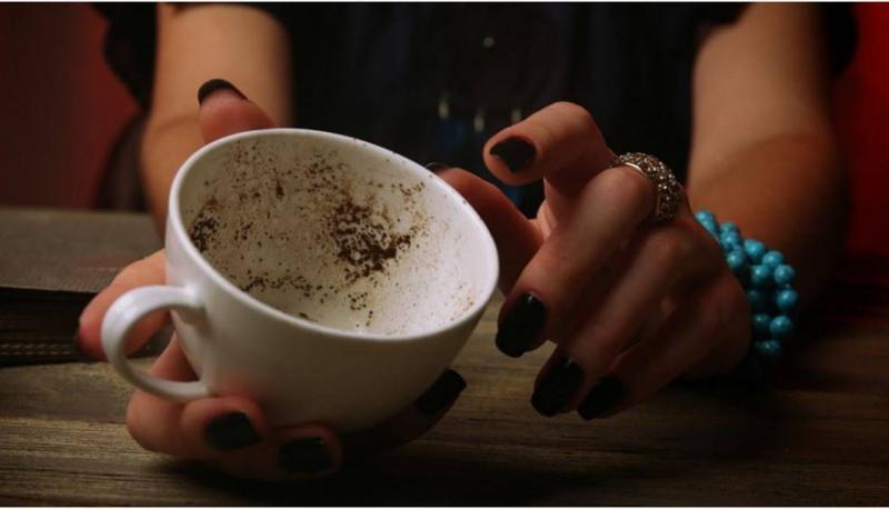 رفعت دعوى طلاق.. إمرأة تطلب من ChatGPT قراءة فنحان قهوة زوجها